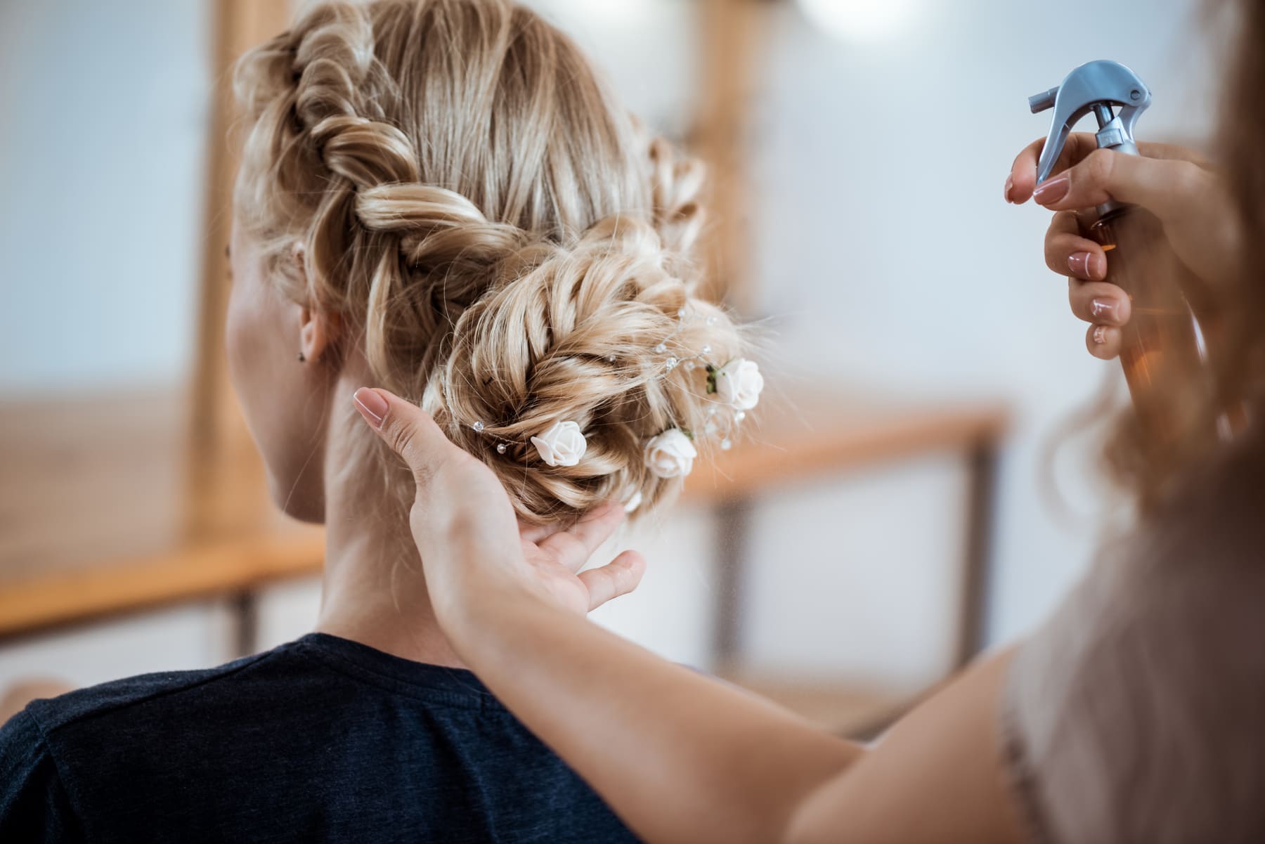 peluqueria-femenina-haciendo-peinado-mujer-rubia-en-salon-de-belleza (1) (1)